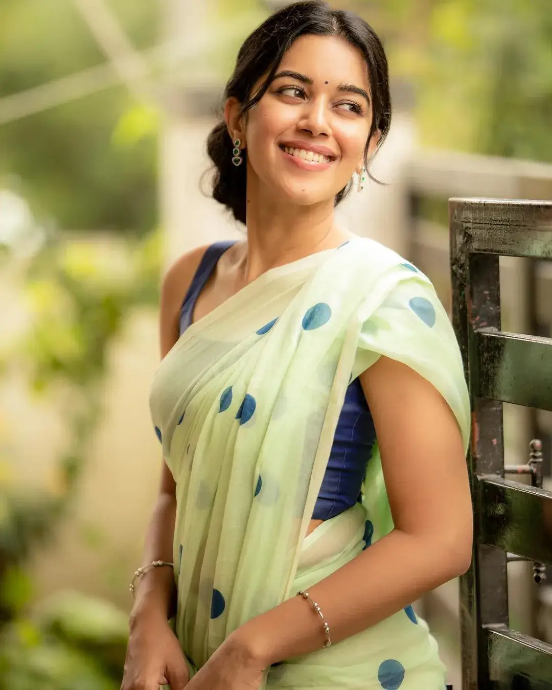 MIRNALINI RAVI IN BEAUTIFUL GREEN SAREE BLUE BLOUSE 6